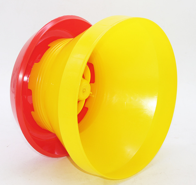 Weißer PP-Geflügelfutterautomat und automatischer Hühnertrinker und Futterspender 2