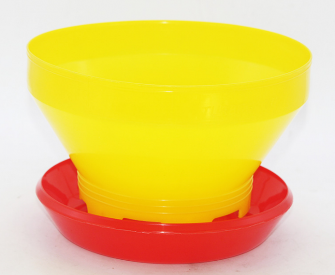 Weißer PP-Geflügelfutterautomat und automatischer Hühnertrinker und Futterspender 3